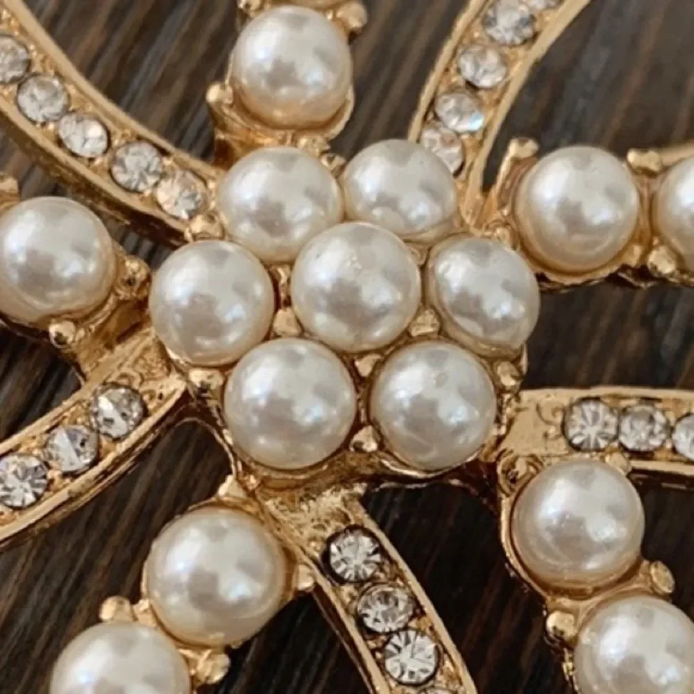 Large Bro Brooch Faux Pearl Flower Lapel Pin Vintage Style Gold Tone